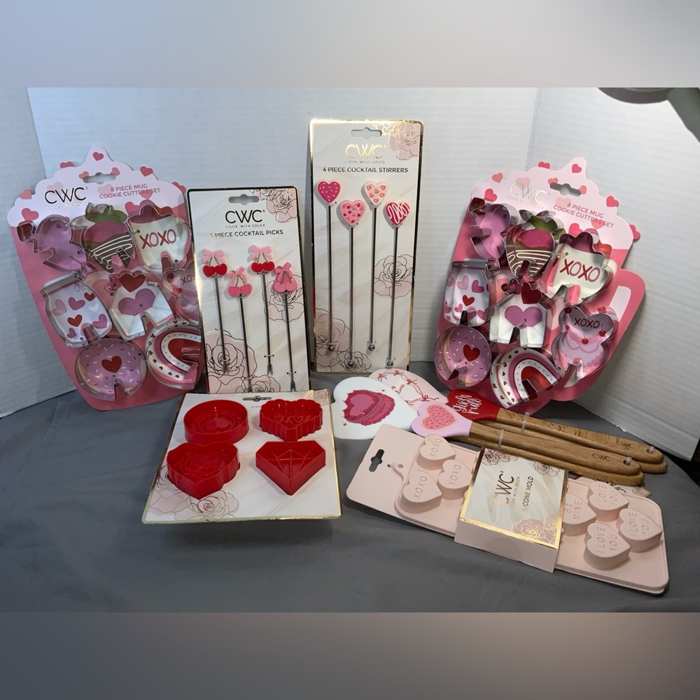 Lot of 8 Cook w/ Color Kitchen Valentines Cookware Cookie Cutter, Spatula sets